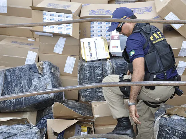PRF apreende carreta lotada de cigarros e produtos eletrônicos