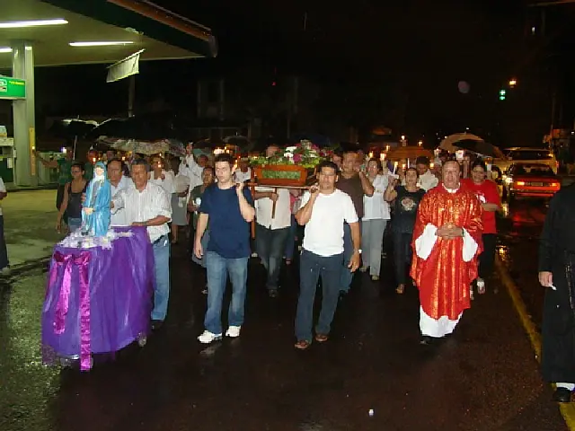 Com chuva, Paróquia de Aquidauana lembra a morte de Jesus