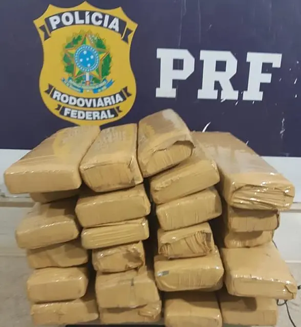 PRF apreende 23 kg de maconha com duas jovens em ônibus de viagem