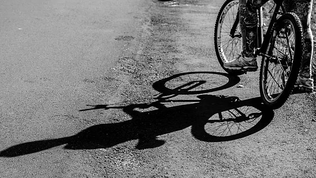Mulher surta e tenta atropelar jovem que estava em bicicleta no Santa Teresinha