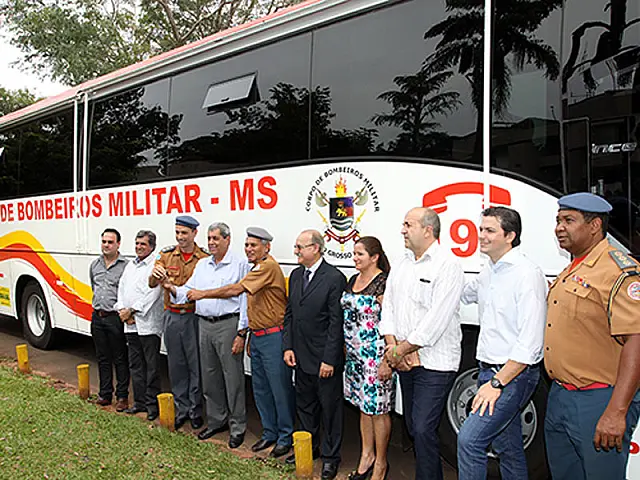 Puccinelli entrega viaturas aos bombeiros e anuncia mais investimentos na segurança