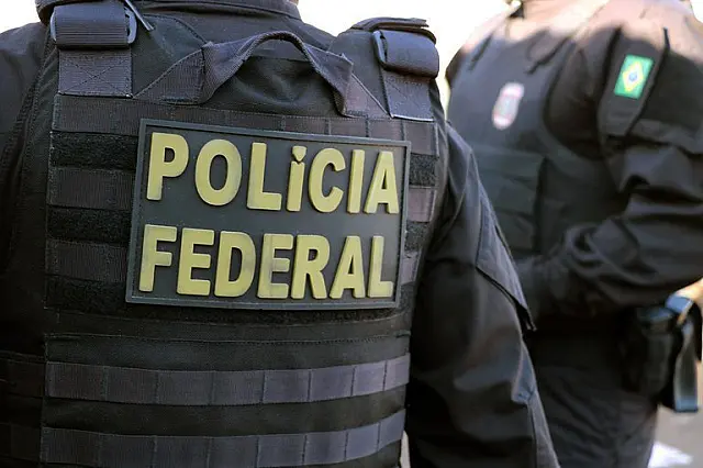 PF prende duas pessoas por falsidade ideológica
