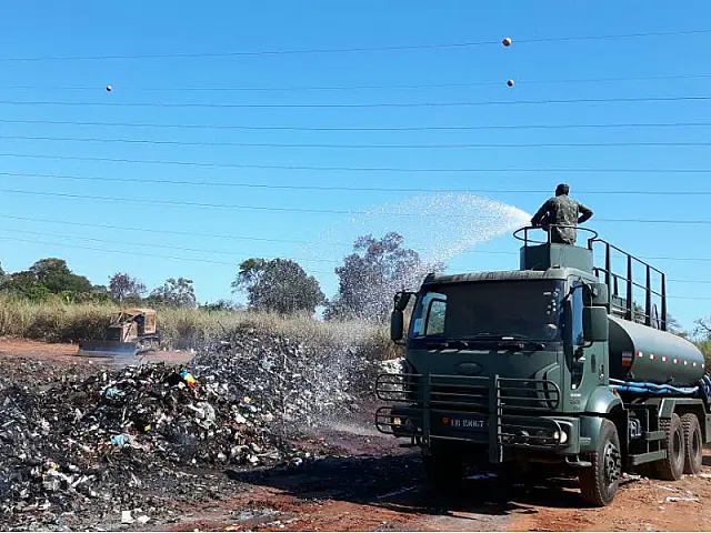 Incêndio em lixão é combatido com ajuda do Exército