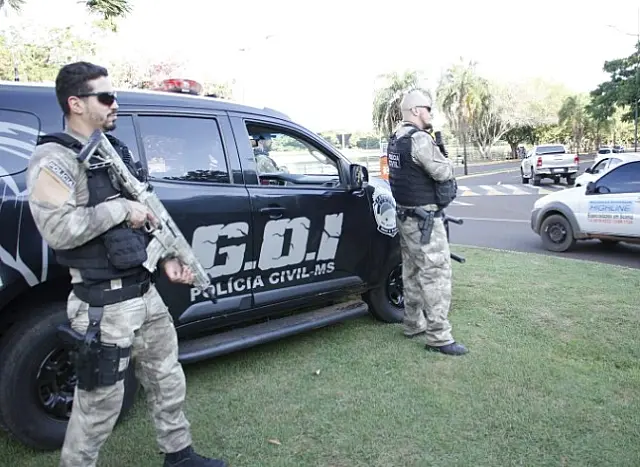Foragida da Justiça é presa pelo GOI no portão de casa