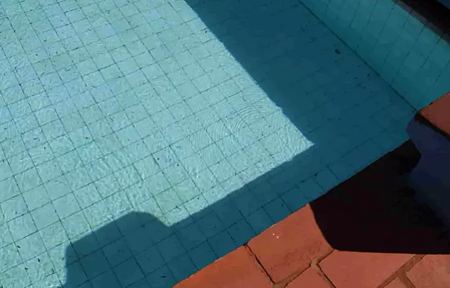 Bebê de 1 ano morre após cair em piscina na zona rural de MS