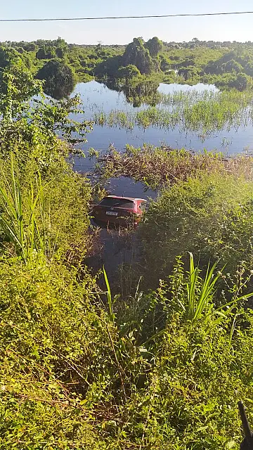 Veículo que não respeitou ordem de parada da PRF é encontrado abandonado em área alagada