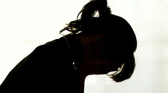 Após 30 anos de casamento, marido é preso por submeter esposa a rituais de tortura