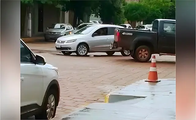 Gol invade preferencial e colide contra Hilux em Aquidauana