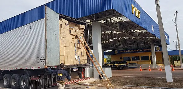 PRF apreende 5,2 mil litros de acetato de etila em Miranda