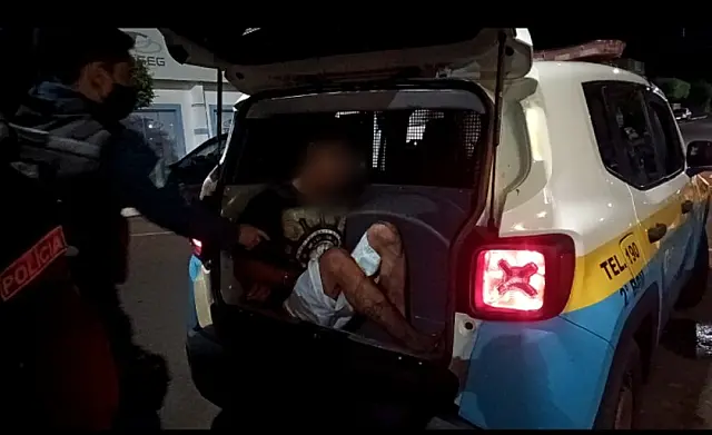 Pai abandona criança de 7 anos na rua e foge com motocicleta furtada