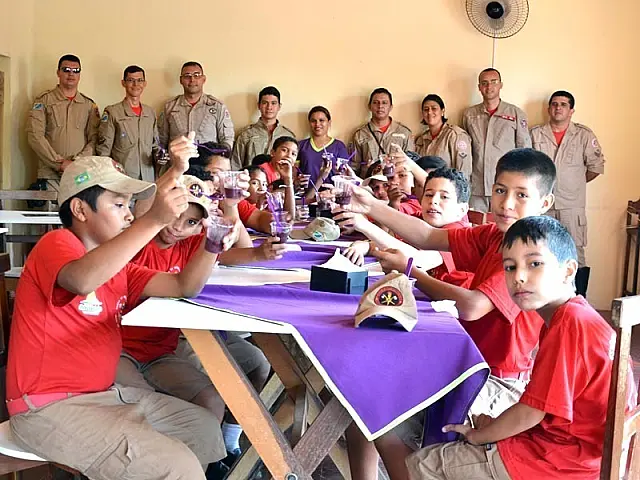 Para espantar calor, adolescentes do 'Bombeiros do Amanhã' recebem dia do açaí