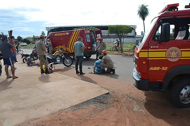 Motociclista perde controle e bate na traseira de outro no Bairro Santa Terezinha