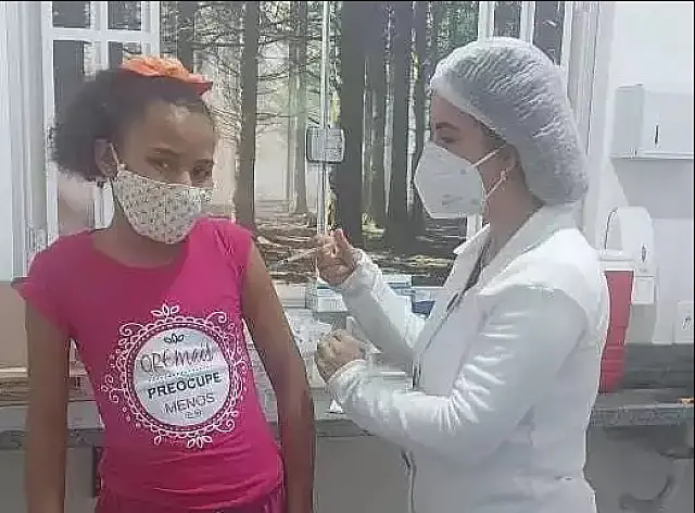 Laiane é uma das primeiras adolescentes com comorbidades a ser vacinada em MS