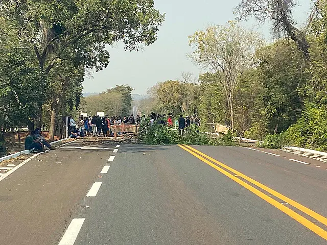 Indígenas bloqueiam BR-262 entre Aquidauana a Miranda