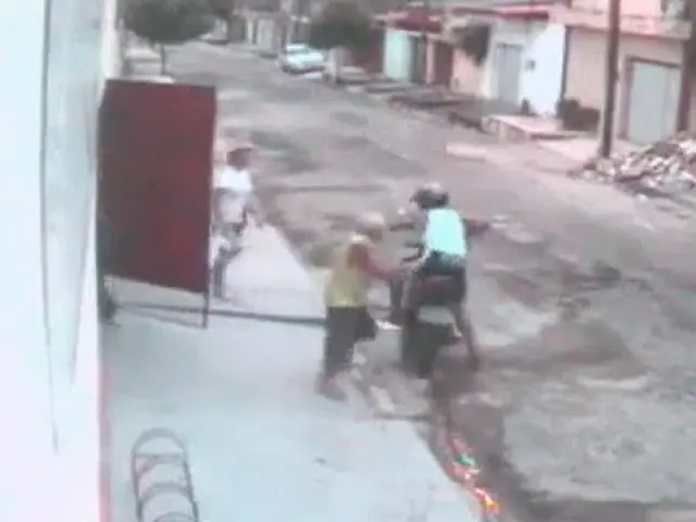 Vídeo: idoso expulsa assaltante com golpes de bengala
