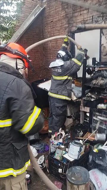 Quarto de residência fica destruído após ser consumido pelo fogo