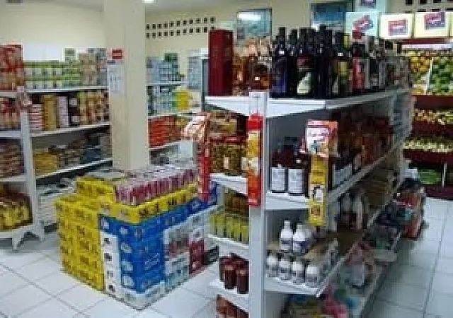 Ladrão invade mercado e furta bebidas, carnes e cigarros do local