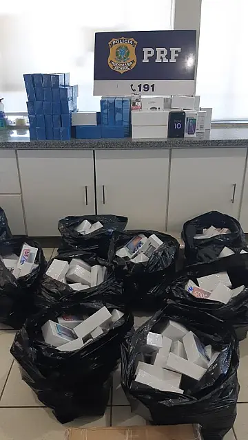 PRF apreende caminhão carregado com 757 celulares em Coxim