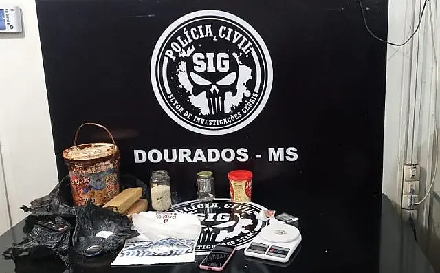 Polícia fecha ponto de venda de drogas e prende mulher que usava filhos para fazer entrega