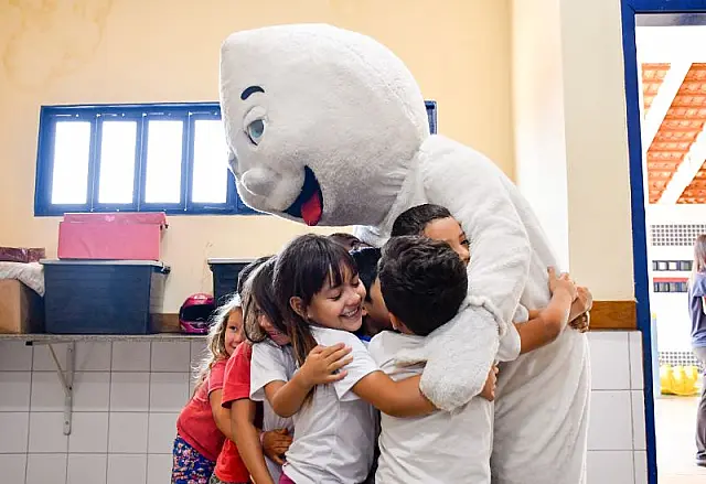 Zé Gotinha visita alunos e convida para a vacinação da proteção