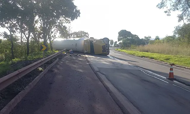 PRF fecha trecho da BR-262 para remoção de carreta que tombou na quinta-feira