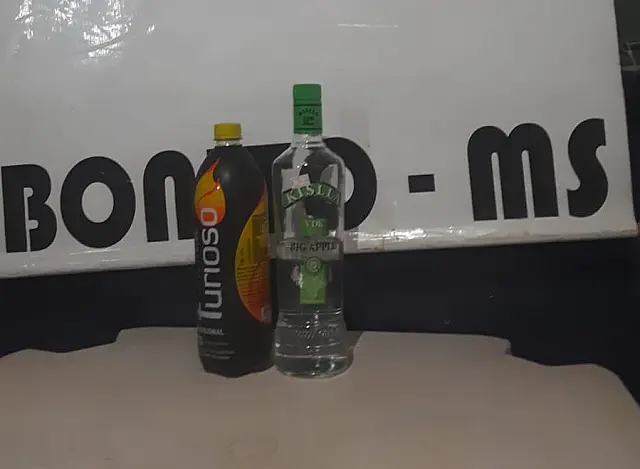 Homem é preso por fornecer bebida alcoólica a namorada de 14 anos em Bonito