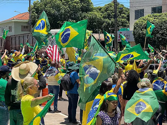 De verde e amarelo, manifestantes protestam em Aquidauana (vídeo)