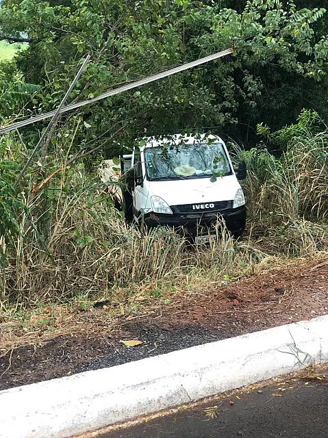 Caminhão derrapa e cai em barranco na BR-262 entre Anastácio e Campo Grande