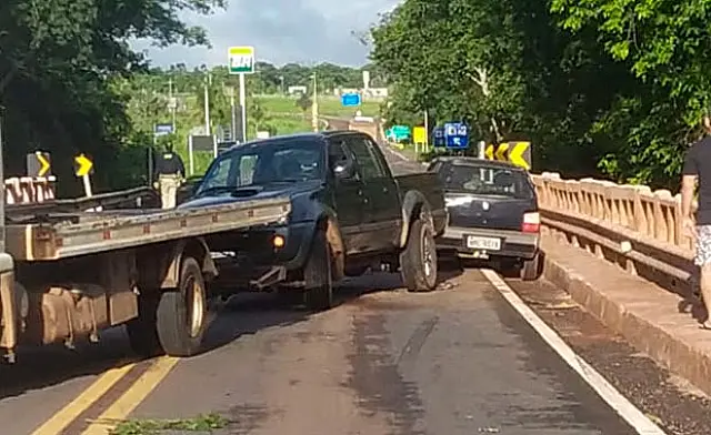 Caminhonete bate de frente com carro em ponte de Anastácio