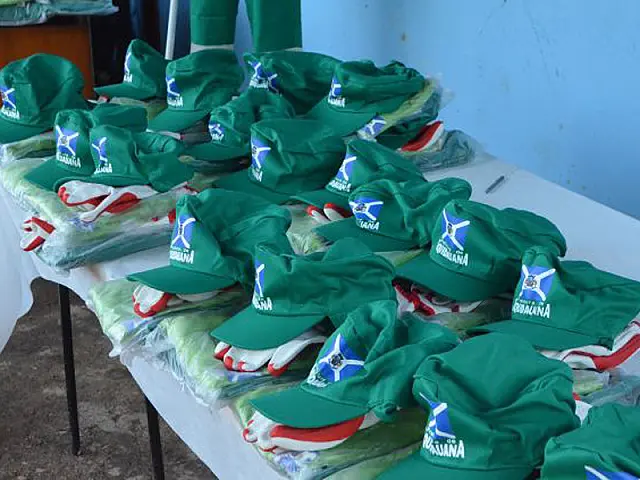 Gerência de Obras entrega uniformes aos funcionários