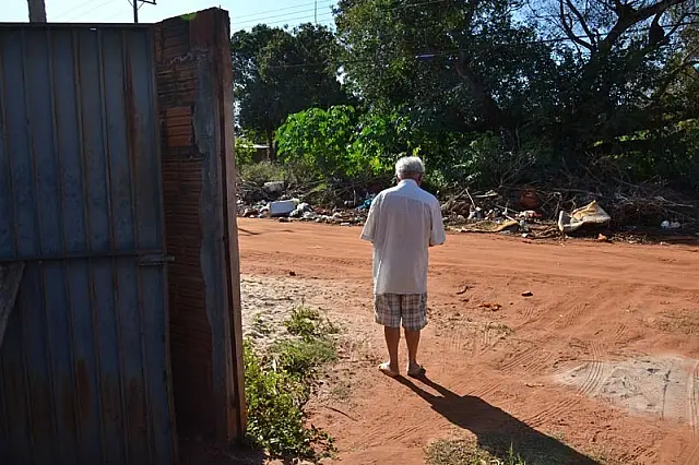 Áreas públicas se tornam depósito de lixo e dificultam trabalho da prefeitura