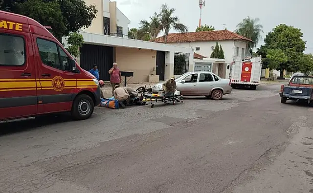 Motociclista fratura braço após acidente em Corumbá