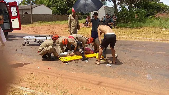 Motociclista colide com caminhão na rua Oscar Trindade de Barros
