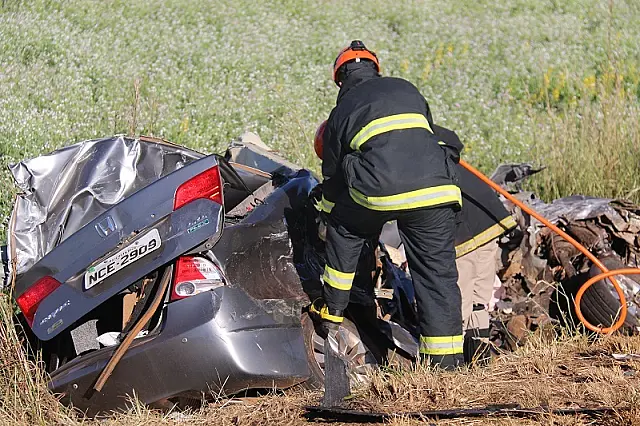 Acidente entre um Civic e uma carreta deixa duas pessoas mortas em MS