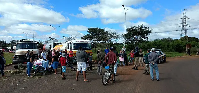 Manifestantes bloqueiam trecho da BR-262 durante reintegração de posse