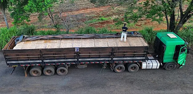 Caminhão é apreendido com 400 mil cigarros após sair da pista na BR-376