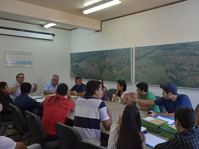 Prefeito de Aquidauana garante recursos para o transporte dos universitários