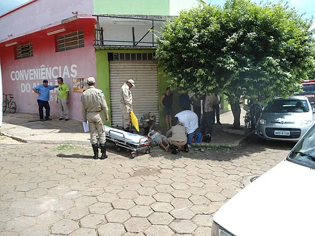 Homem fica ferido em colisão entre carro e moto