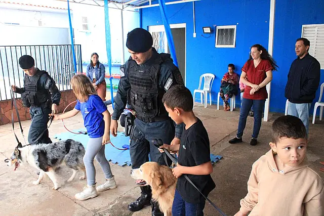 Projeto de Cinoterapia do CEAME-TEA realiza nova sessão com cães em Anastácio