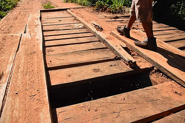 Ponte sobre córrego Guanandy continua em manutenção