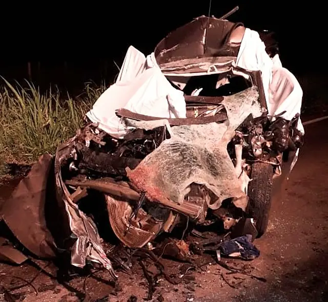 Acidente entre carro e carreta bitrem mata três jovens em MS