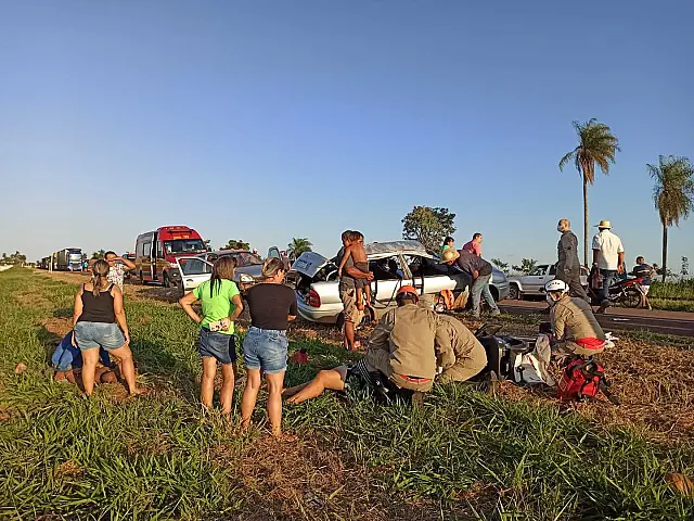 Acidente na BR-262 mata um e deixa 4 feridos
