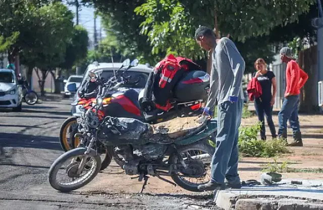 Moto explode após colisão