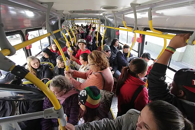 Solto, homem que apalpou seios de garota em ônibus alega que foi ‘sem querer’