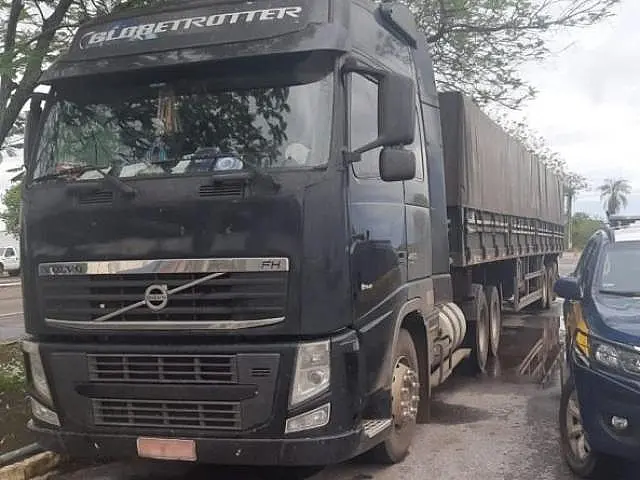 PRF apreende caminhão roubado e liberta refém mantido em cárcere