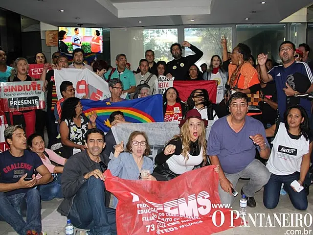 Trabalhadores em educação ocupam o MEC na luta por direitos e FETEMS participa da ação