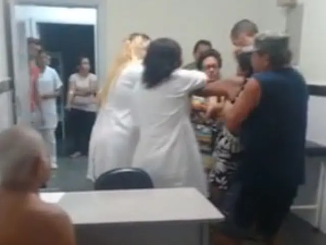 Paciente joga exames no rosto de médica alegando demora no atendimento