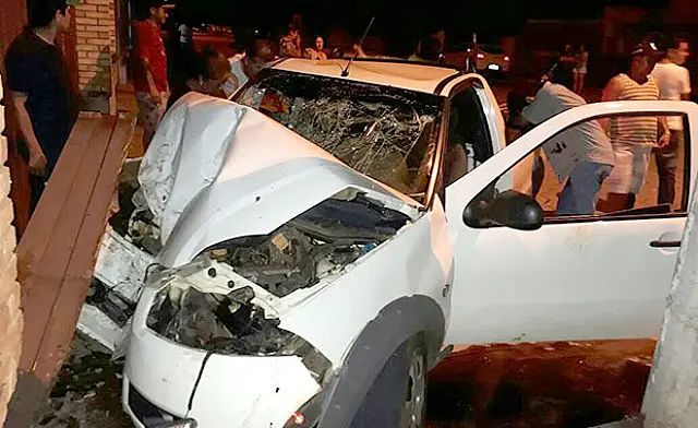 Acidente de carro envolvendo dois jovens mobiliza ação de Corpo de Bombeiros no Guanandy