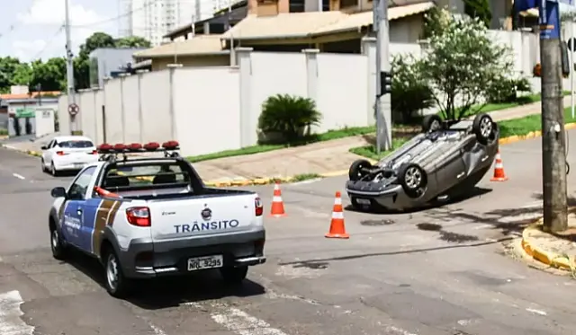 Veículo capota em acidente na Rachid Neder, na Capital
