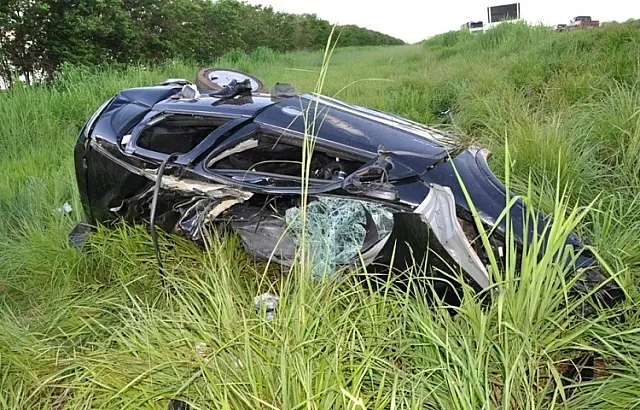 Em tentativa de ultrapassagem, veículo colide com carreta e duas pessoas morrem